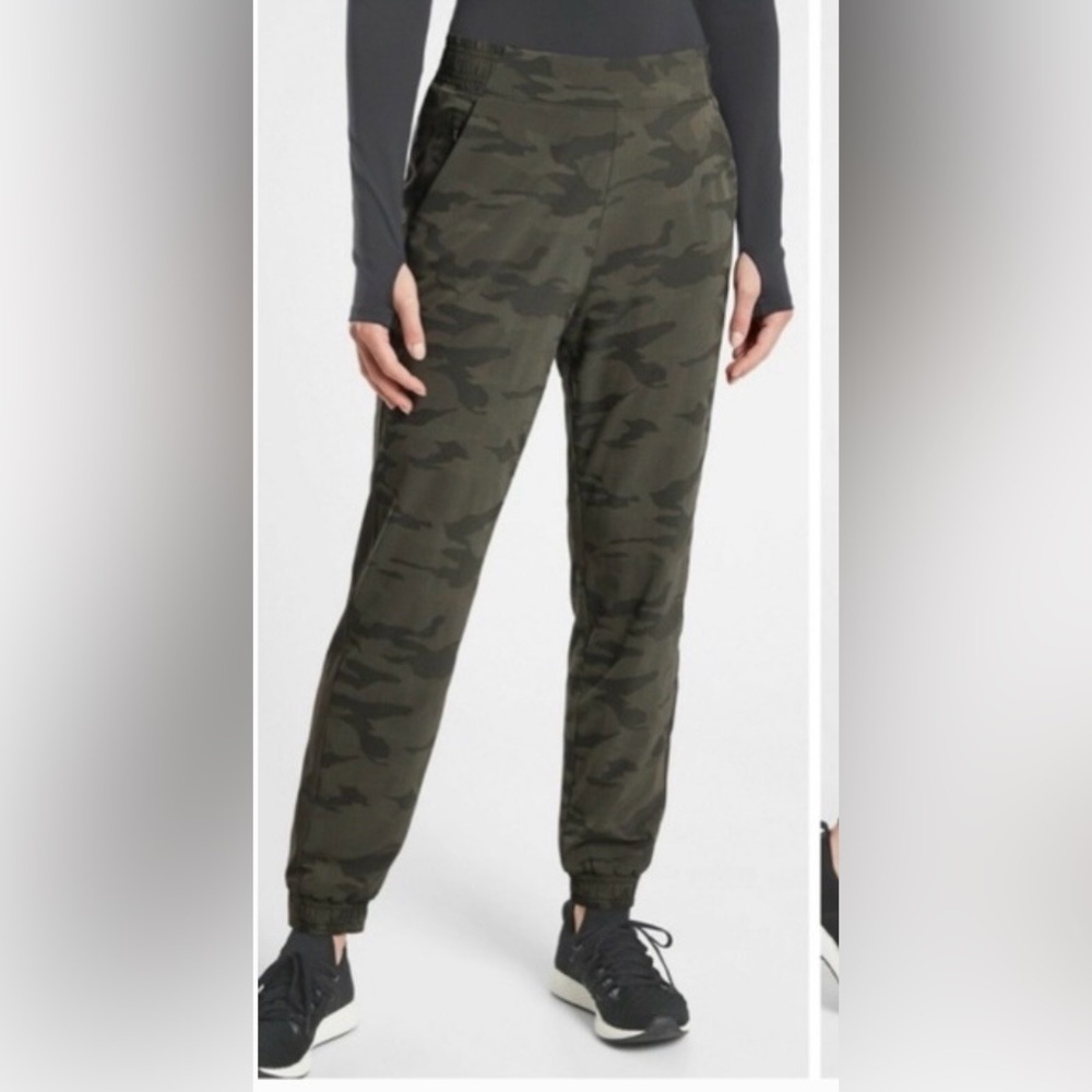 ATHLETA Brooklyn Camo Textured Lined Jogger Olive Camo Zip Pockets Travel 8